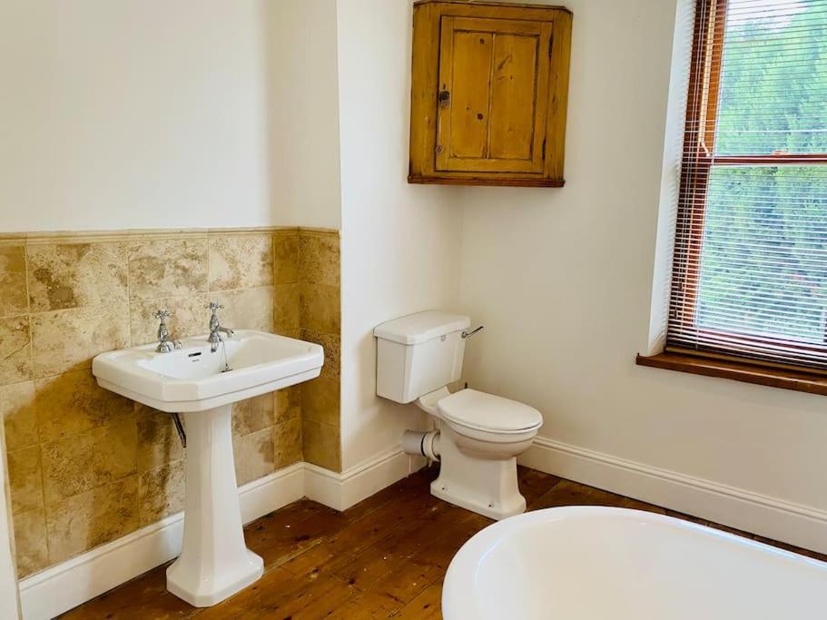 Cotswold Home Over 4 Floors - Perfect For Families Friends Contractors 奇平诺顿 外观 照片