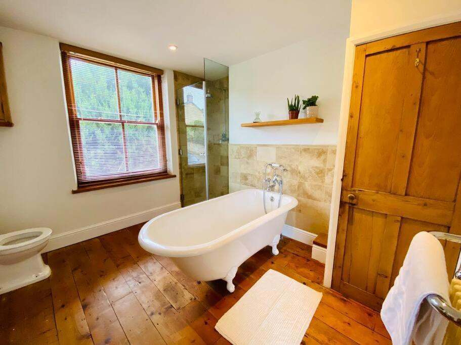 Cotswold Home Over 4 Floors - Perfect For Families Friends Contractors 奇平诺顿 外观 照片