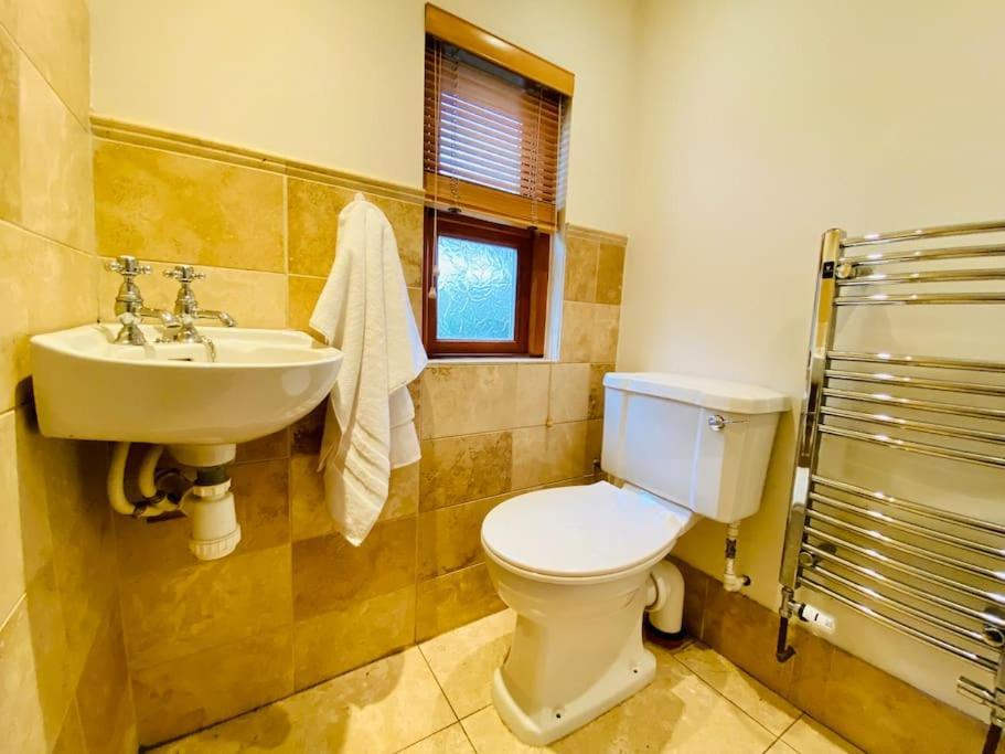 Cotswold Home Over 4 Floors - Perfect For Families Friends Contractors 奇平诺顿 外观 照片